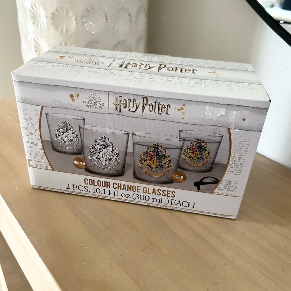 ⭐️ NEW Harry Potter Colour Change Drinking Glasses Hogwarts Crest Set of 2